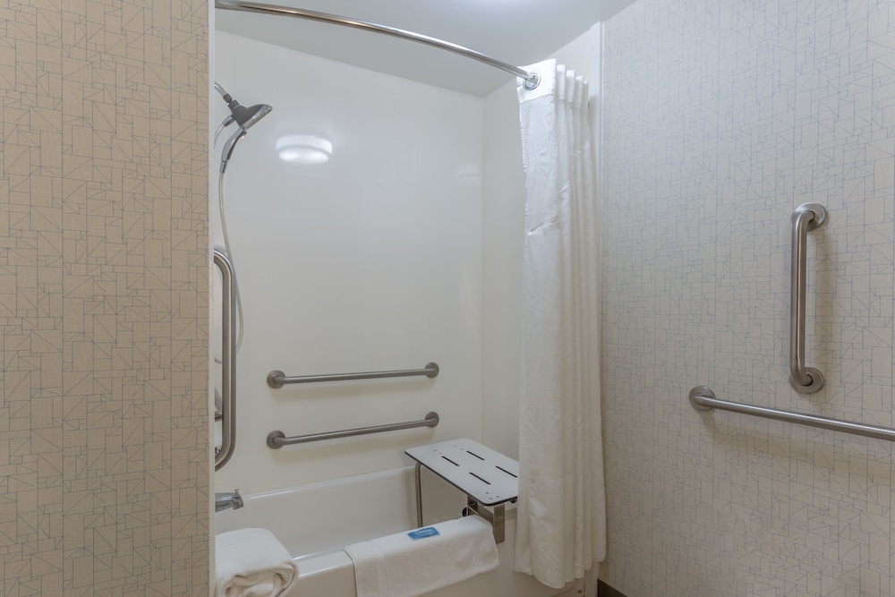 Standard Room, Multiple Beds, Accessible - Photo 5