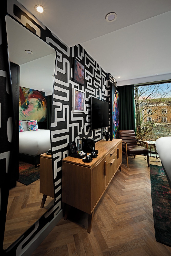 Deluxe Room, 1 Double Bed, Canal View