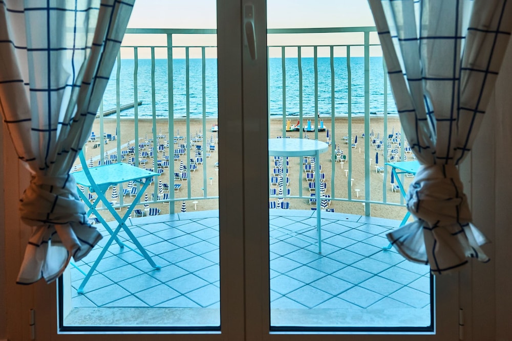 Deluxe Double Room with sea front view - Photo 6