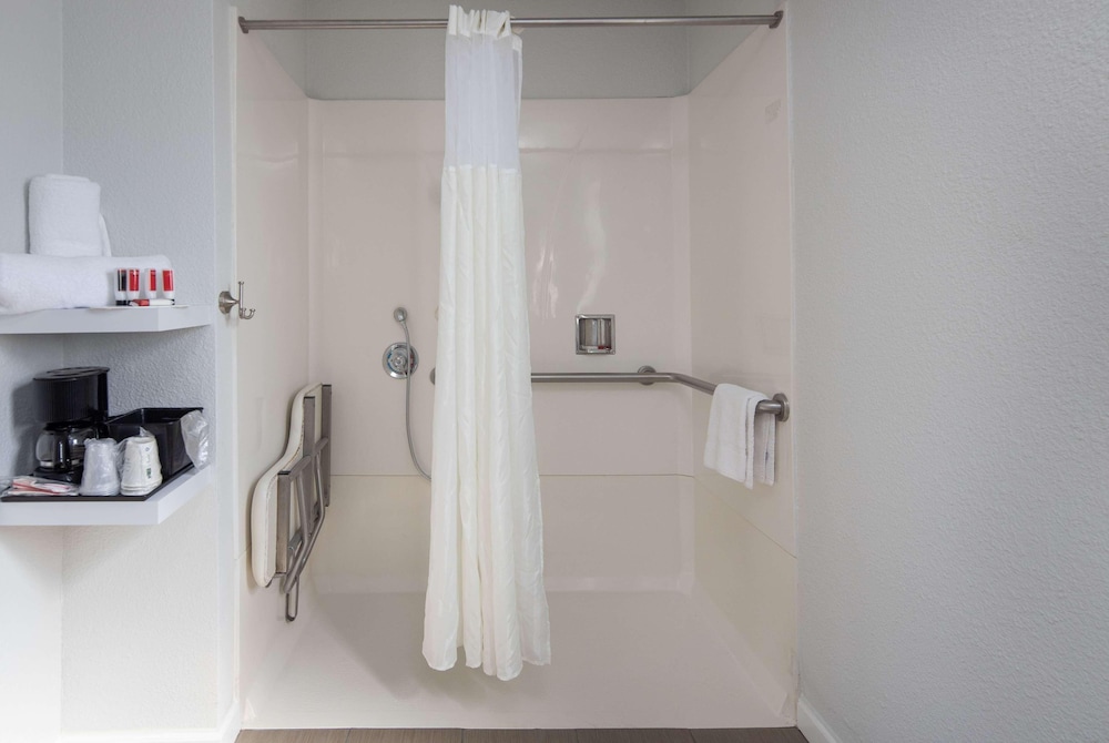 Room, 1 Queen Bed, Accessible, Non Smoking (Roll-In Shower) - Photo 9
