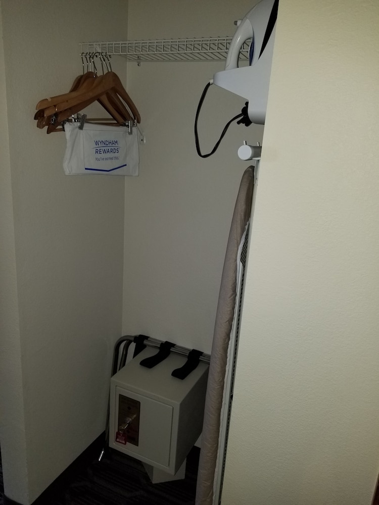 Room, 1 King Bed, Accessible, Non Smoking (Mobility, Bathtub w/Grab Bars) - Photo 5