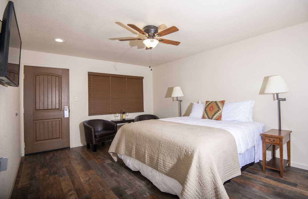 Standard Room, 1 King Bed, Non Smoking photo 2