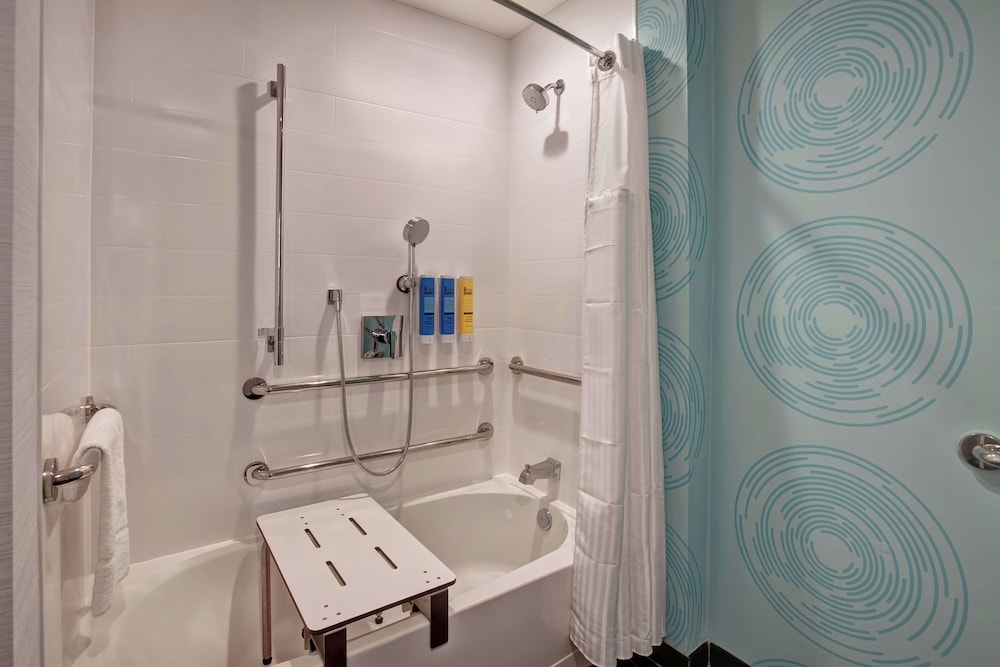 Room, 2 Queen Beds, Accessible, Bathtub (Hearing) - Photo 4