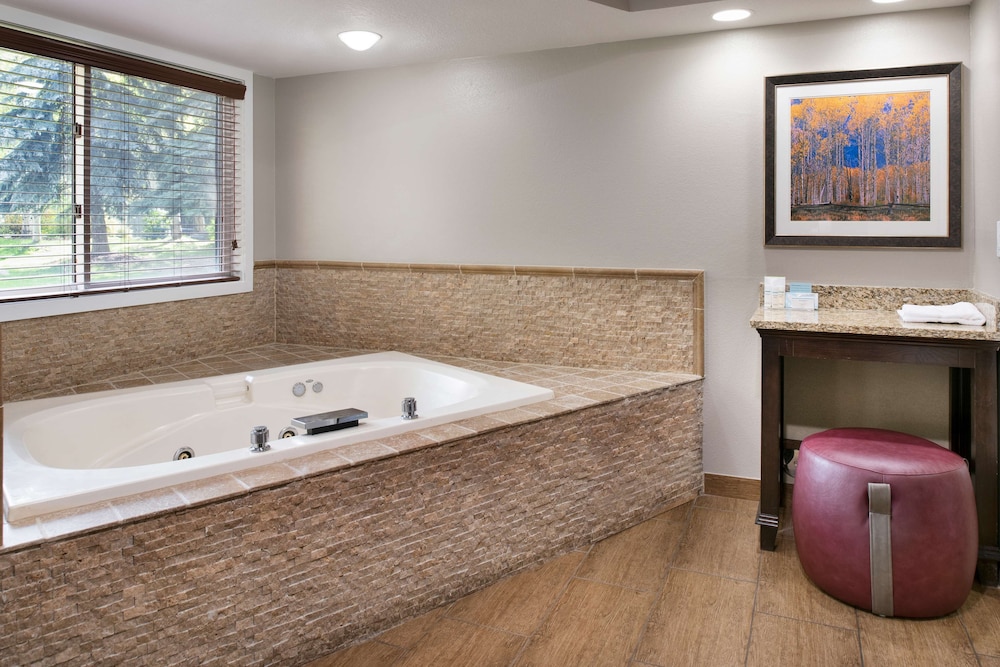 Studio, 1 King Bed, Accessible, Bathtub - Photo 3