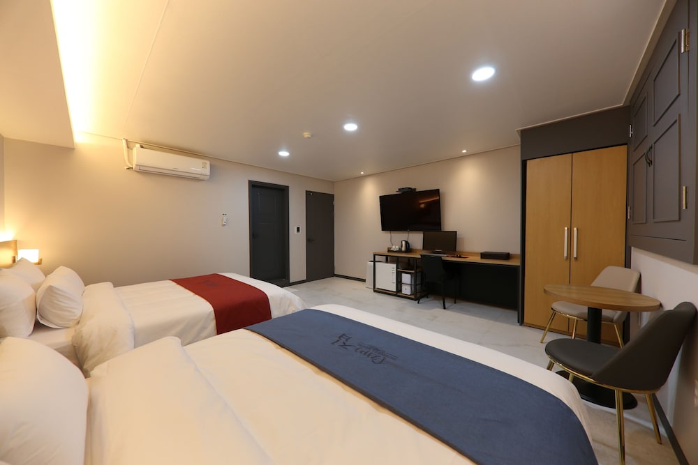Deluxe Twin Room, Jetted Tub - Photo 6