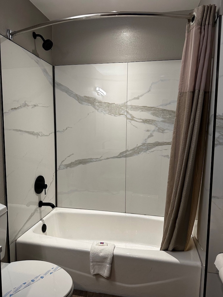 Deluxe Room, 2 Queen Beds, Non Smoking, Bathtub - Photo 5