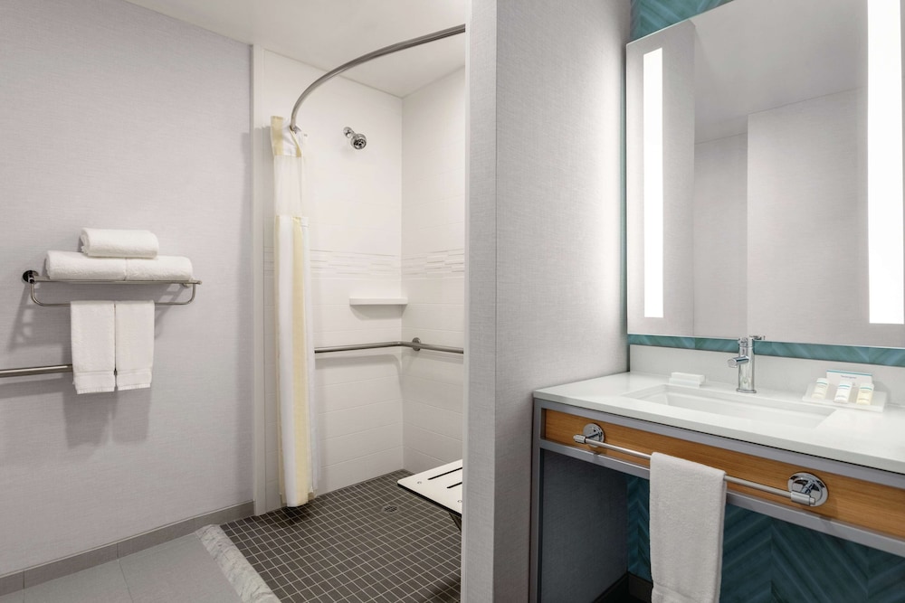 Suite, Accessible - Photo 6