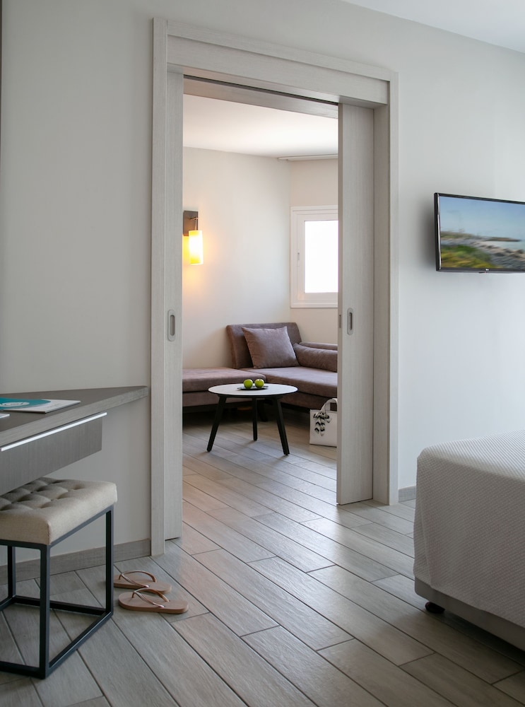 One Bedroom Suite - Pool View - Photo 2