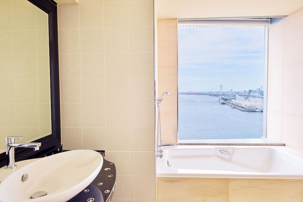 Premium Room, 1 King Bed, Club Lounge Access, Bay View photo