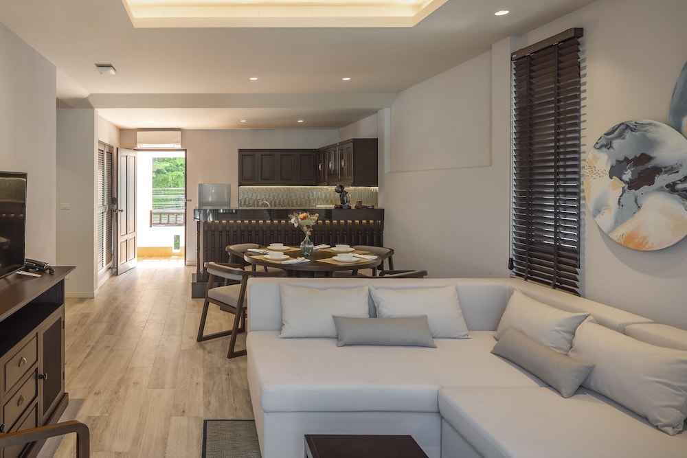 Suite, 2 Bedrooms - Photo 9