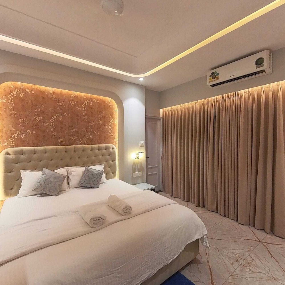 Deluxe Double Room, 1 King Bed, Non Smoking, Private Bathroom