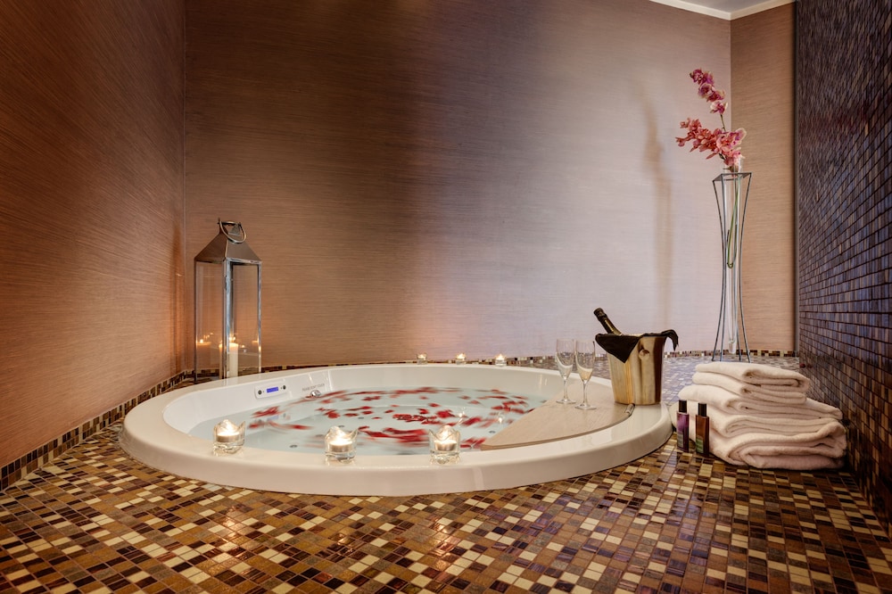 Suite, Balcony thumbnail 6