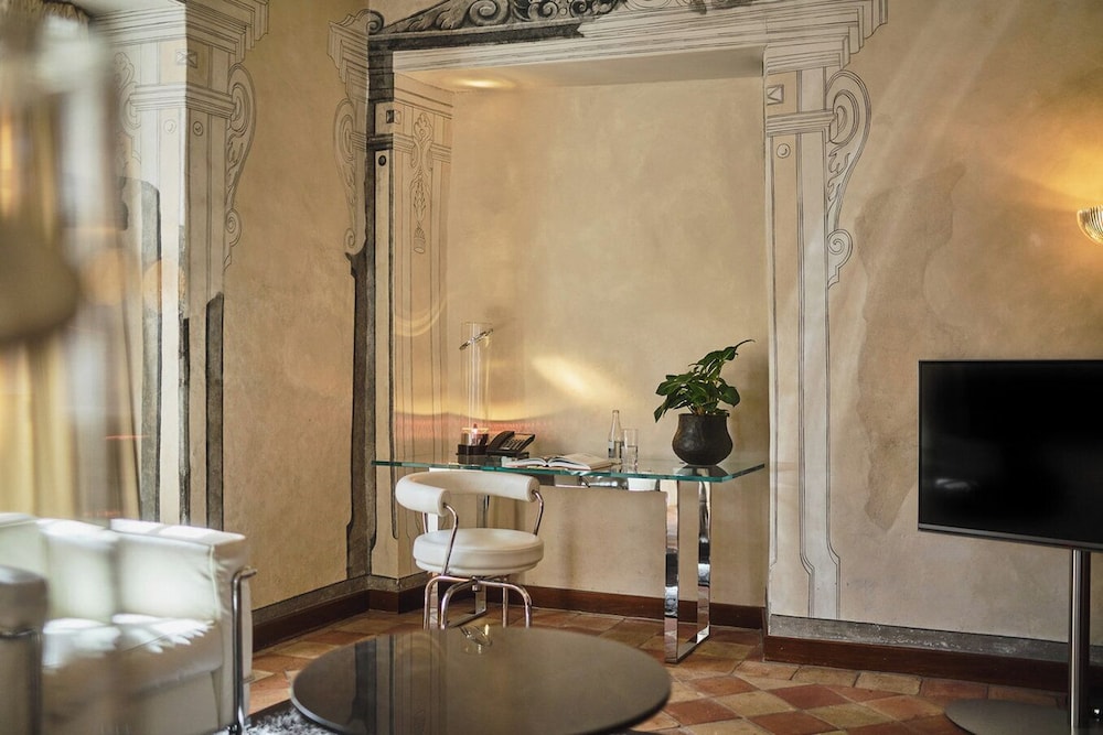 Deluxe Double Room (Design King)