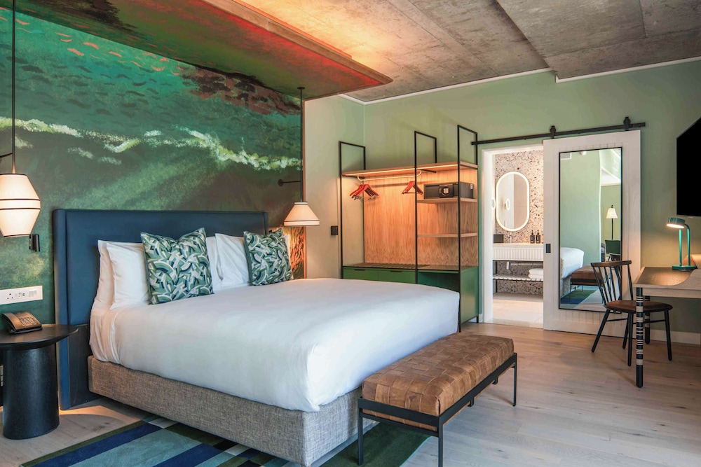 Premium Suite, 1 King Bed, Bay View thumbnail 5