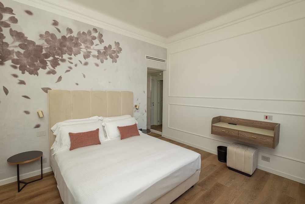 Deluxe Double Room - Photo 7