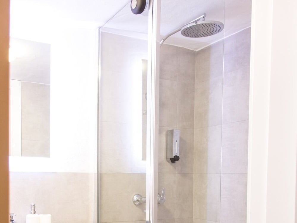Deluxe Double Room, Ensuite (Mountain Suite 102) photo 2