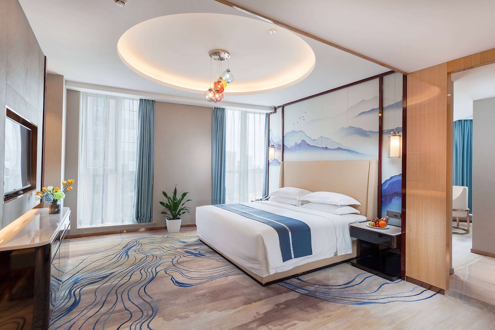 Deluxe Suite, Multiple Beds, Smoking photo 1