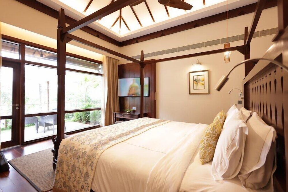 Grand Cottage, 1 King Bed, Balcony, Lake View (Luxury)