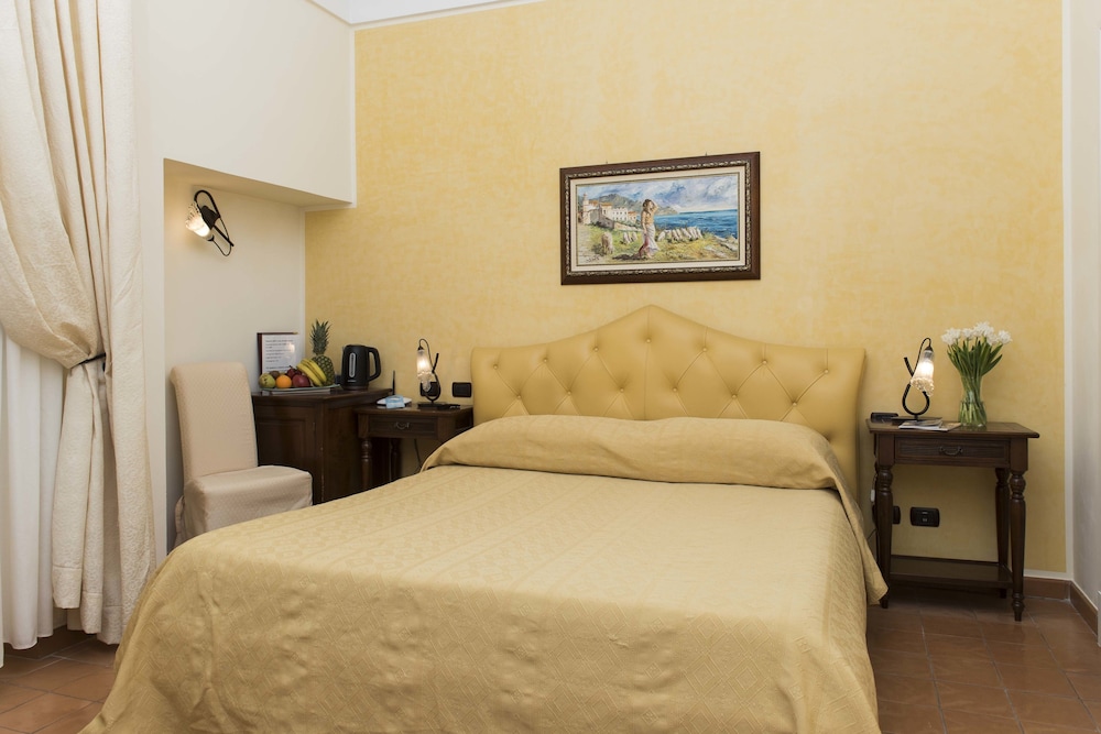 Deluxe Double or Twin Room thumbnail 6