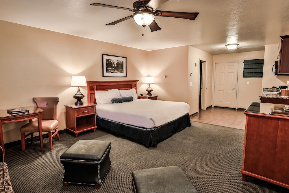 Deluxe Studio Suite, 1 King Bed with Sofa bed, Kitchenette, Mountainside