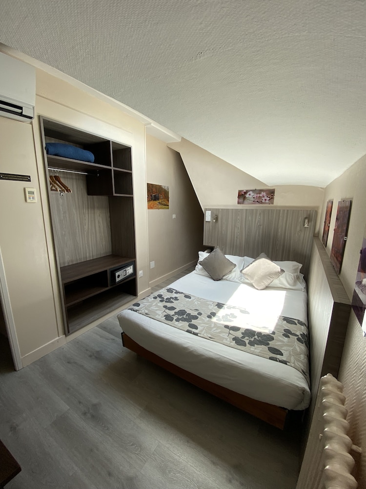Family room in the attic, bathtub photo 3