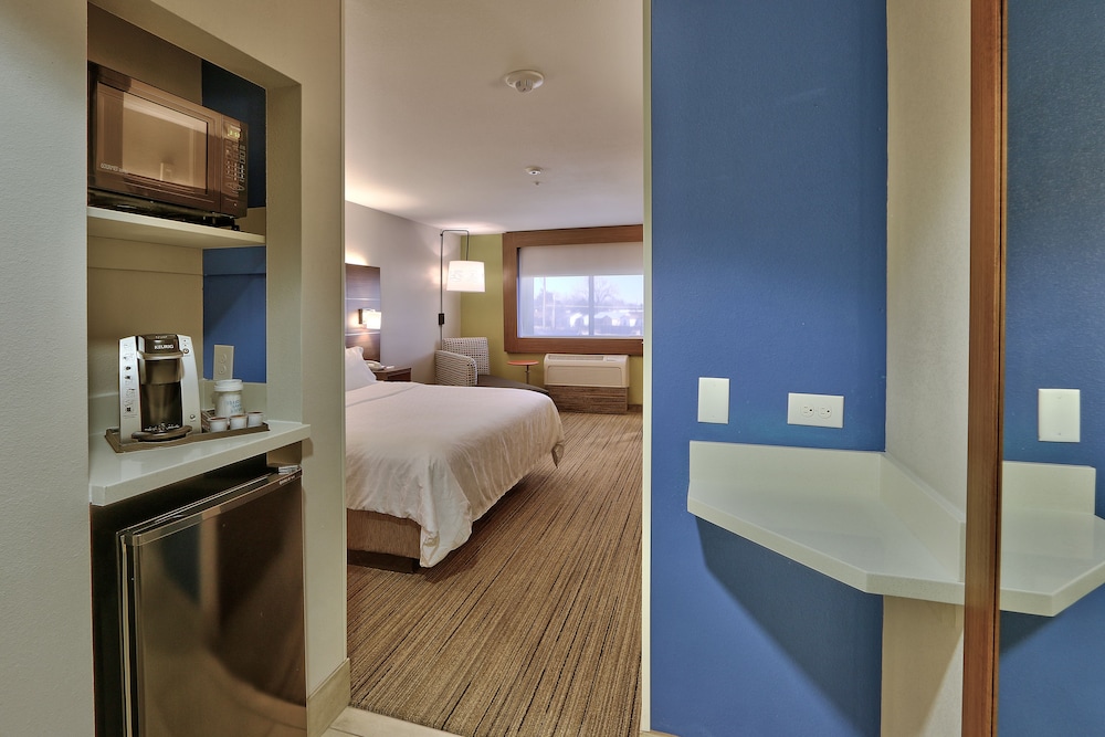 Standard Room, 1 King Bed - Photo 3