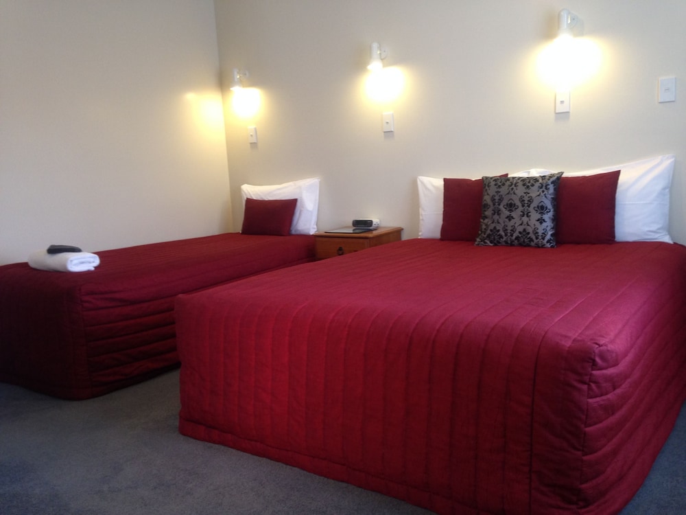 Queen & Single Studio Apartment photo 1
