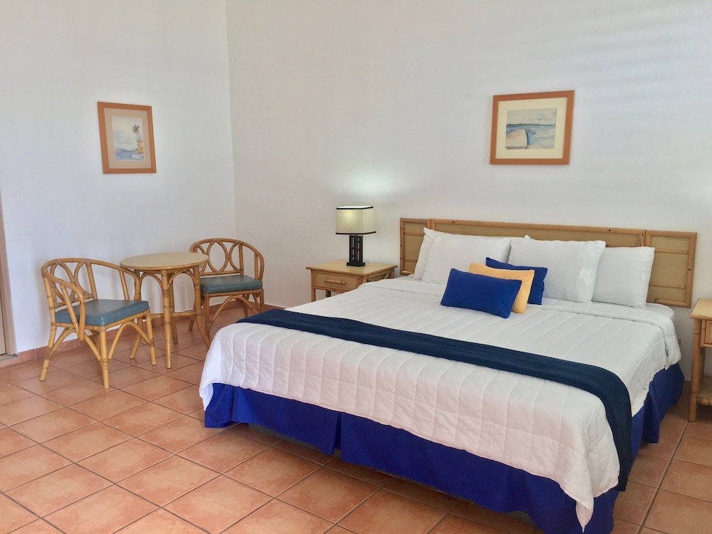 Deluxe Room, 1 King Bed photo 3