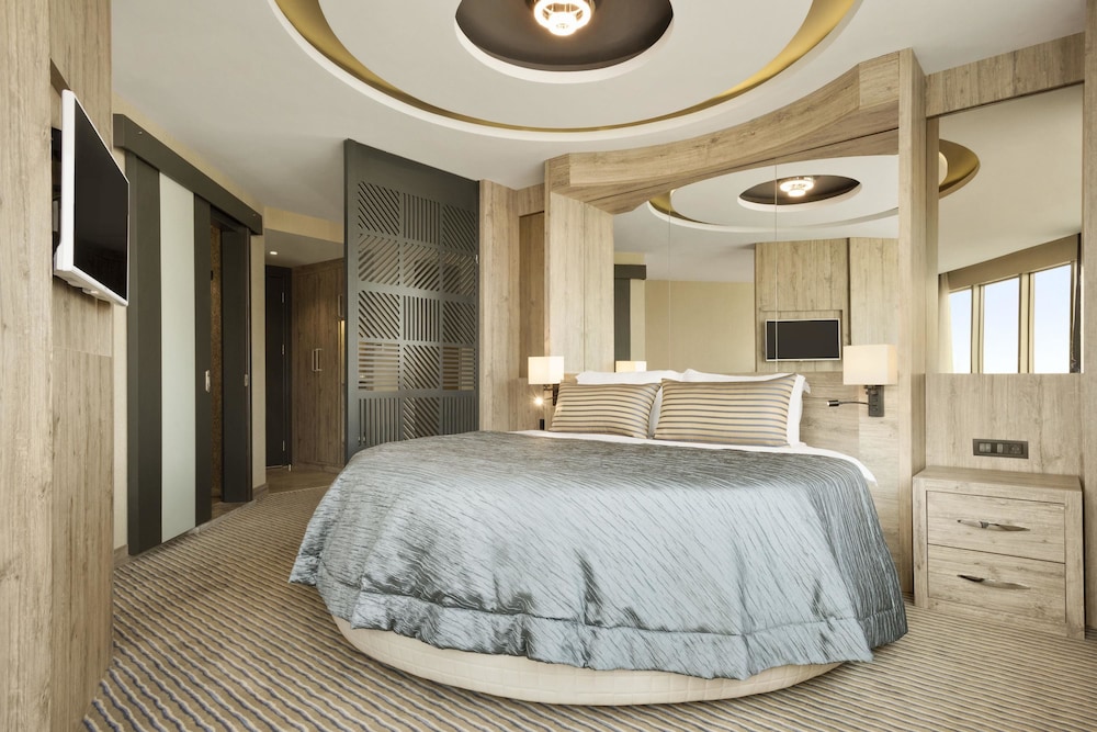 Deluxe Room, 1 Queen Bed, Non Smoking photo 1