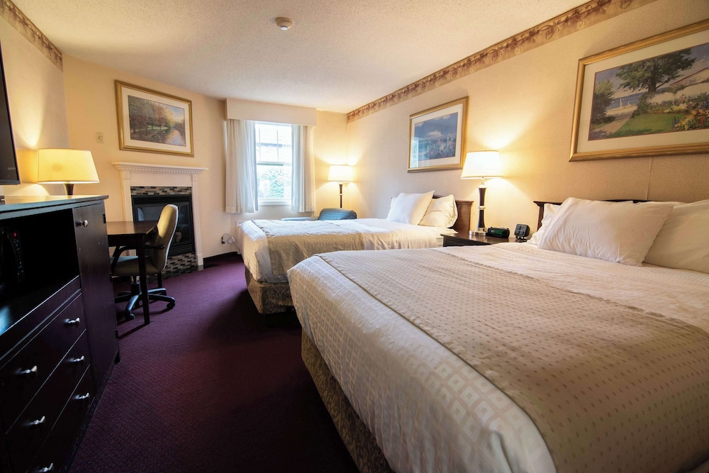 Room, 2 Queen Beds, Fireplace - Photo 1