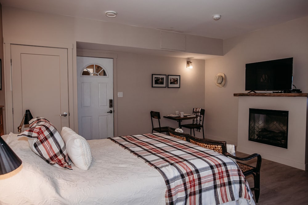# 4 - New Lodge Queen Kitchenette (WCA) - Pets Allowed photo 2