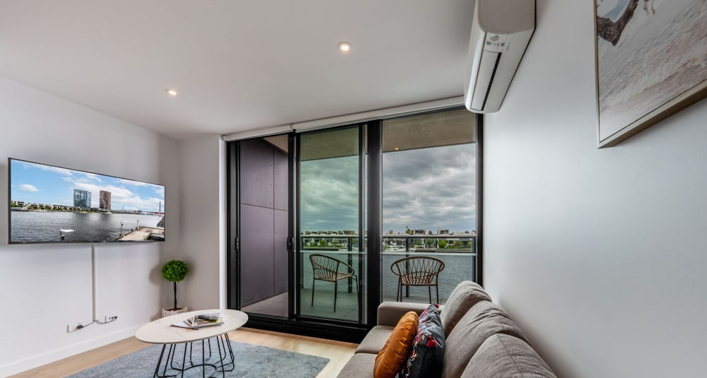 1 Bedroom Apartment Absolute Waterfront - Photo 6
