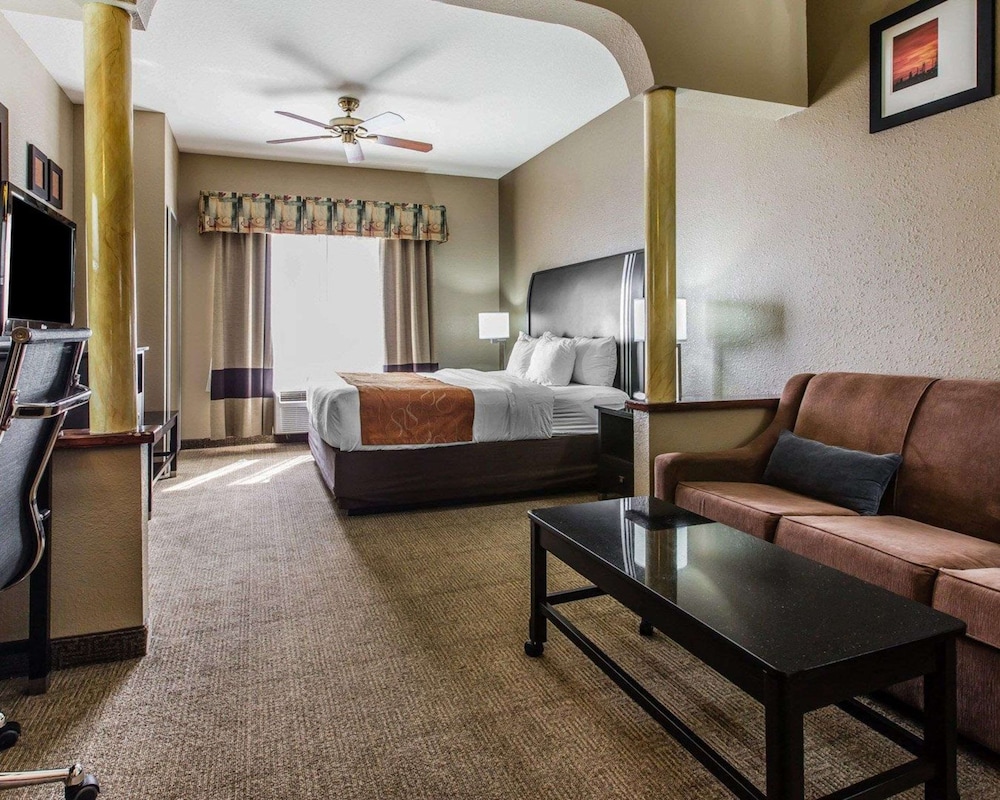 Suite, 1 King Bed, Non Smoking - Photo 2