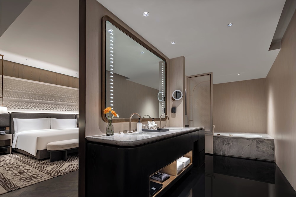 Junior Suite, 1 King Bed, Mountain View