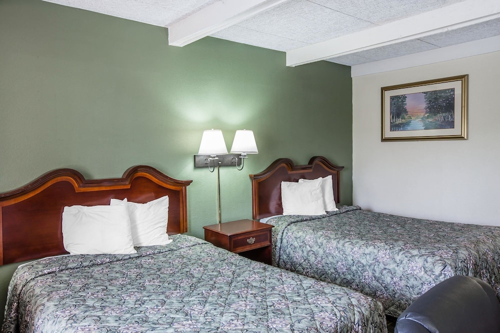 Room, 2 Queen Beds, Accessible, Smoking - Photo 2