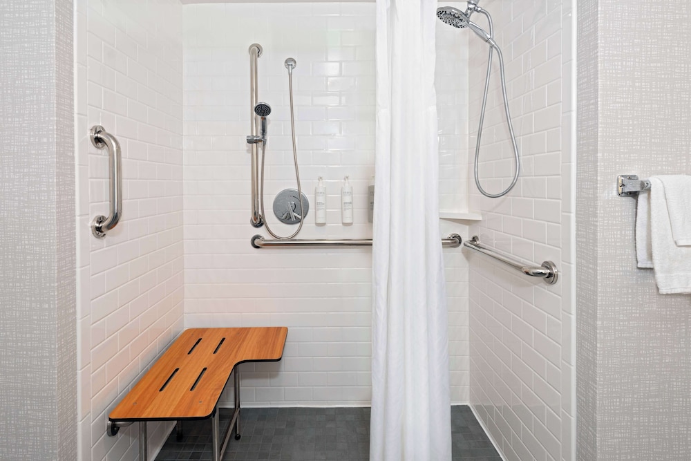 Room, 1 King Bed, Accessible, Non Smoking, Roll in Shower photo 1
