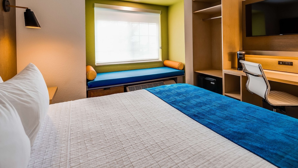 Standard Room, 1 King Bed, Non Smoking, Refrigerator - Photo 2