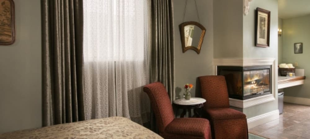 Spacious Room, 2 Queen Beds (Bunk Bed Style) Private Bathroom with Deep Spa Tub
