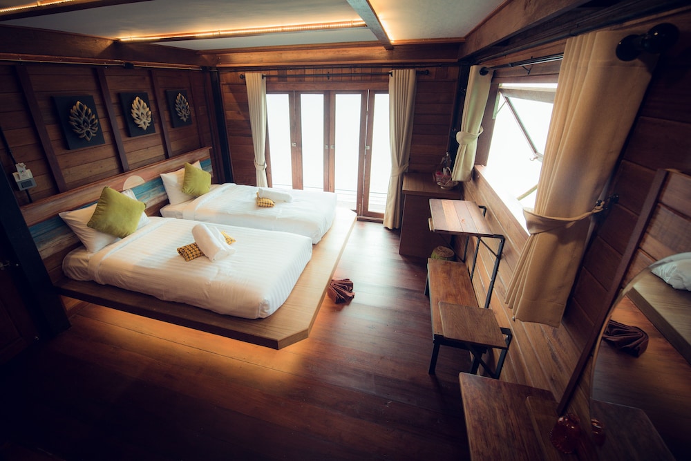 Superior Double or Twin Room, 1 Bedroom, Non Smoking, Lake View photo 2
