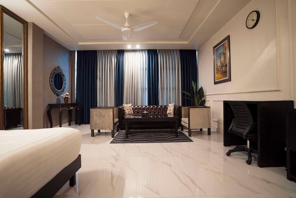 Executive Suite, 1 King Bed, Non Smoking (Living Room) photo 1
