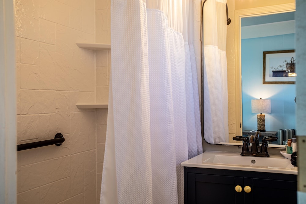 Comfort Room, Lake View 103, Pet Friendly photo 3