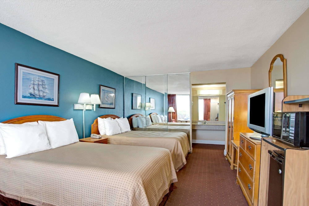 Room, 2 Double Beds, Non Smoking (Second Floor, Bay View) photo 1