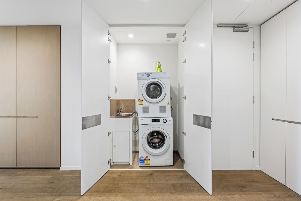 One Bedroom Apartment - Sky High - Photo 8