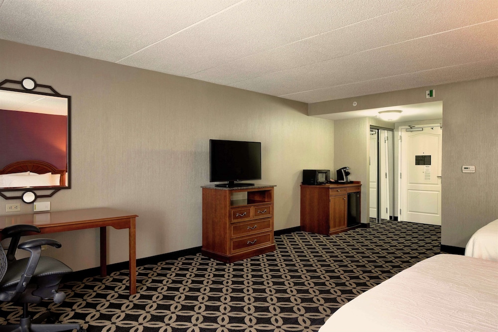 Room, Accessible, Non Smoking (Hearing Impaired/Roll-in Shower) photo 3