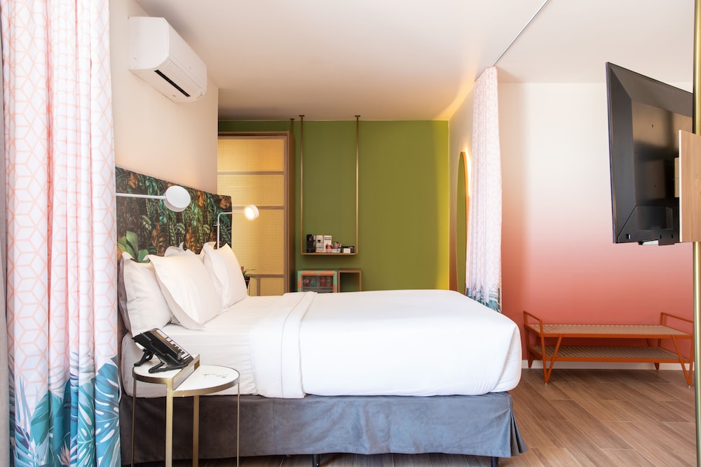 Junior Suite, 1 Queen Bed, Sea View thumbnail 5