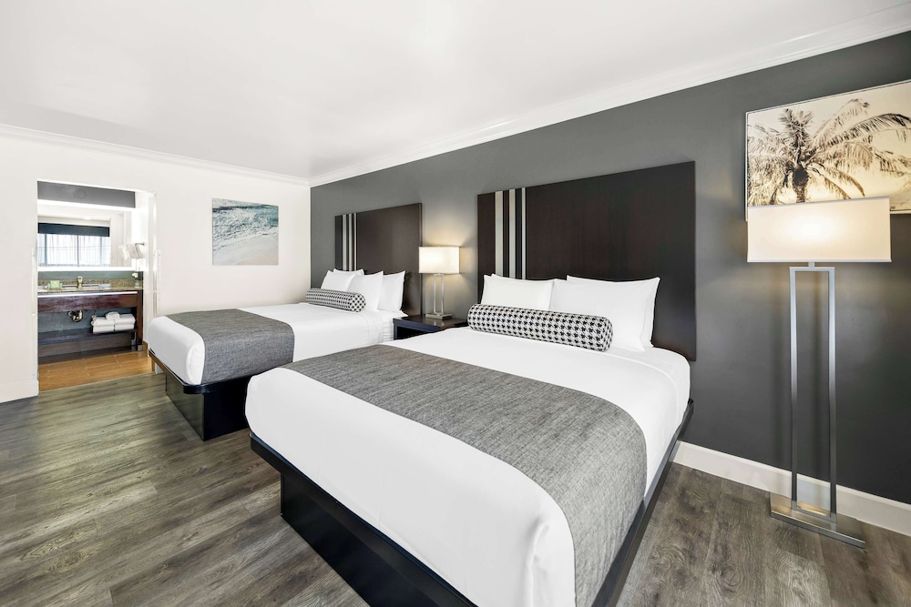 Suite, 2 Queen Beds, Non Smoking, Partial Ocean View photo 1