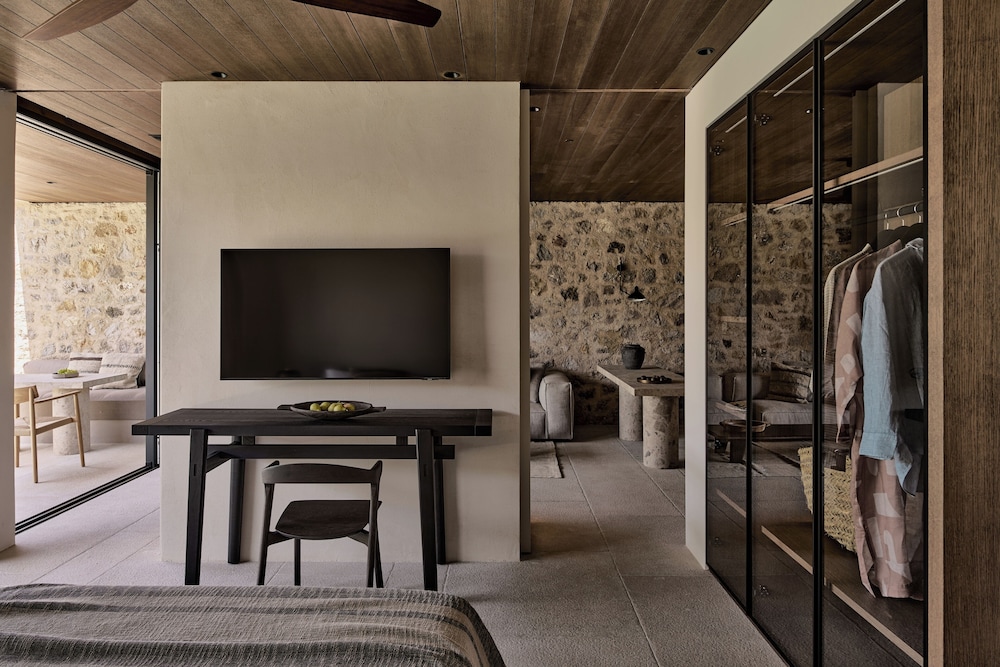 Theros Suite with Private Heated Pool - Photo 4