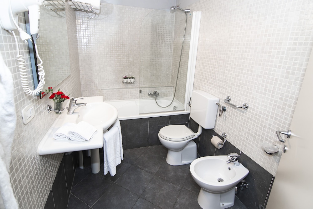 Standard Double or Twin Room - Photo 9