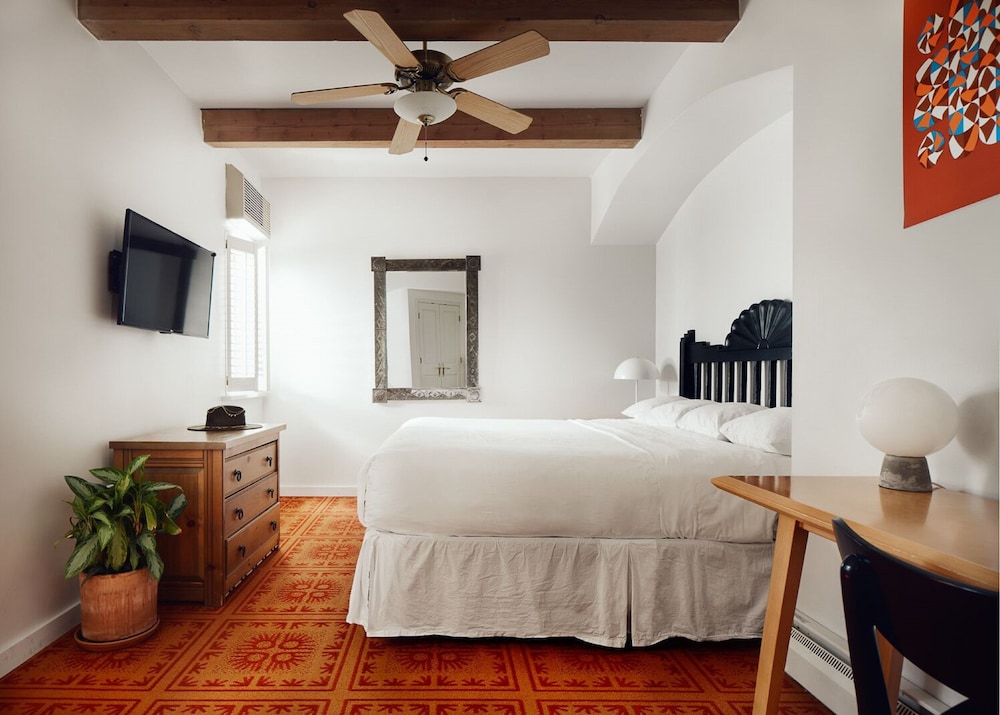 Deluxe Room, 1 King Bed - Photo 1