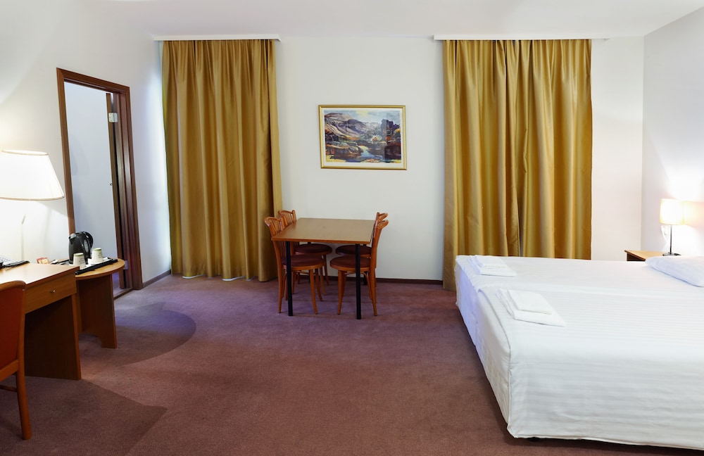 Quadruple Room - Photo 1